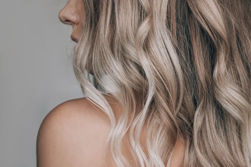 coiffure femme blonde dos